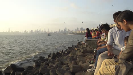 Touristen-Am-Sonnenuntergangspunkt-Am-Marin-Drive-Beach-Mit-Blick-Auf-Die-Skyline-Der-Gebäude-Von-Malabar-Hill