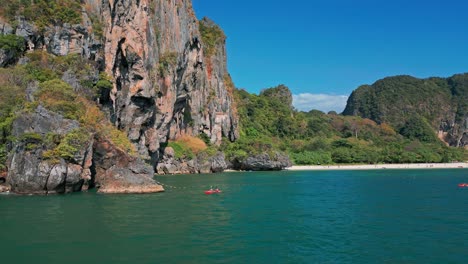 Kayak-En-La-Playa-De-Railay-En-Krabi,-Tailandia---Toma-Aérea-De-Un-Drone