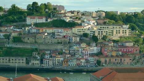 Statische-Aufnahme-Von-Der-Anderen-Seite-Des-Flusses-In-Porto,-Portugal