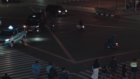 Imágenes-Que-Capturan-El-Ajetreo-Y-El-Bullicio-De-Una-Concurrida-Intersección-En-La-Ciudad-De-Yakarta,-Indonesia,-Durante-La-Noche.