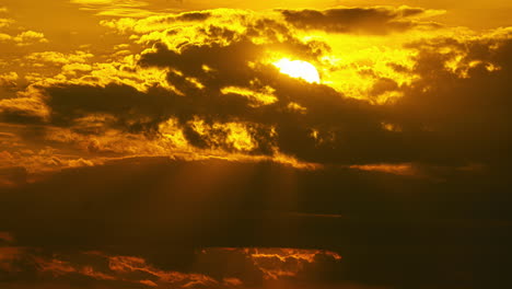 Los-Rayos-Del-Sol-Atraviesan-Las-Nubes-Oscuras,-Proyectando-Un-Brillo-Dorado-En-El-Lapso-De-Tiempo.