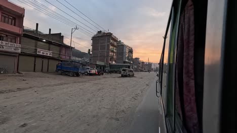 Blick-Aus-Einem-Bus-Auf-Eine-Holprige,-Staubige-Straße-In-Kathmandu