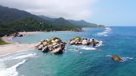 Playa-De-Santa-Marta-En-Columbia-Con-El-Océano-Pacífico-Cristalino-Y-Montañas-Impresionantes-Al-Fondo