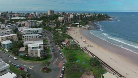 Sunshine-Coast-Kings-Beach-Luftaufnahme-Drohne-Sommer-Herbst-Australien-Australier-Australier-Atemberaubend-Schön-Sand-Küste-Queensland-Caloundra-Bribie-Island-Rettungsschwimmer-Vorwärts-Schwenk-Nach-Oben-Bewegung