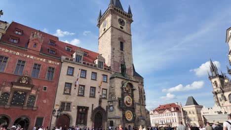 Reloj-Astronómico-De-Praga-Y-Turistas-En-La-Plaza-De-La-Ciudad-Vieja-De-Praga