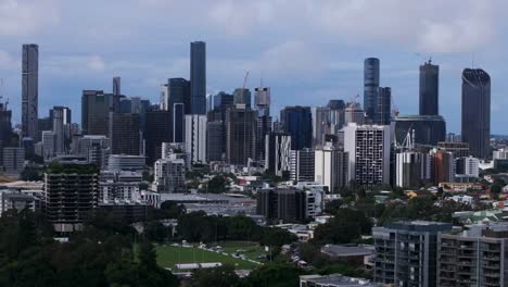 Brissy-Brisbane-Stadt-Fluss-Australien-Luftdrohne-Südufer-Park-Quay-Fähren-Boote-Skyline-Wolkenkratzer-Kräne-Glashaus-Berge-Bewölkt-Morgen-Sommer-Herbst-Winter-Australier-Hoch-Ausleger-Parallaxe-Bewegung