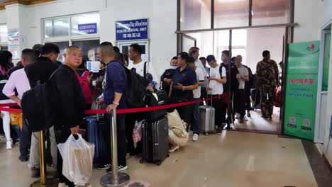 Gente-Esperando-Dentro-Del-Puesto-De-Control-Fronterizo-Internacional-De-Boten