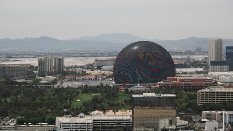 Las-Icónicas-Esferas-De-Las-Vegas-Se-Transforman-En-Un-Fascinante-Lienzo-De-Luz-Y-Color-Ondulantes.