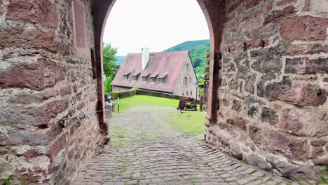 Castillo-Hirschhorn-En-El-Río-Neckar-Alemania-Entrada-Principal-En-La-Plaza