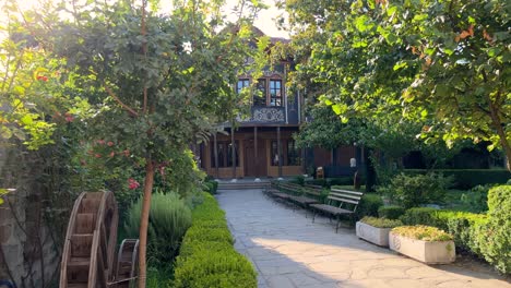 Vista-Matutina-Del-Edificio-Y-El-Jardín-Del-Museo-Etnográfico-Regional-En-El-Casco-Antiguo.