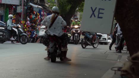 Calles-Concurridas,-Motocicletas,-Automóviles,-Entregas,-Residentes-Que-Se-Desplazan-Al-Trabajo