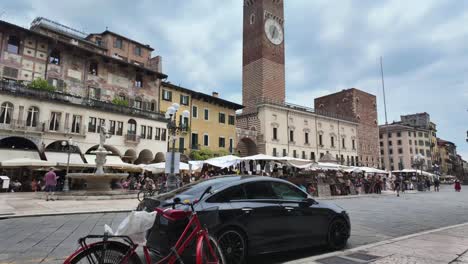 Gente-Y-Mercado-Con-Edificios-Antiguos-En-Esta-Plaza-De-La-Ciudad---Piazza-Delle-Erbe,-En-Lapso-De-Tiempo