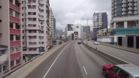 Busfahrt-In-Hongkong-Aus-Der-Perspektive,-Durchfahrt-Durch-Hongkong,-Stadtverkehr-Auf-Der-Autobahn