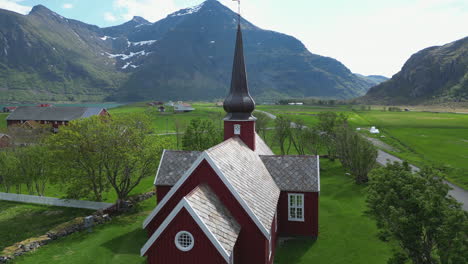 Filmischer-Luftblick-über-Die-Wunderschöne-Flakstad-Kirche-Auf-Den-Lofoten-Inseln-An-Einem-Frühlingstag