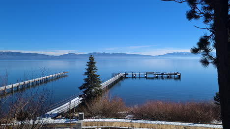 Embarcadero-Vacío-Y-Muelle-En-Lake-Tahoe,-EE.UU.-En-El-Soleado-Día-De-Invierno