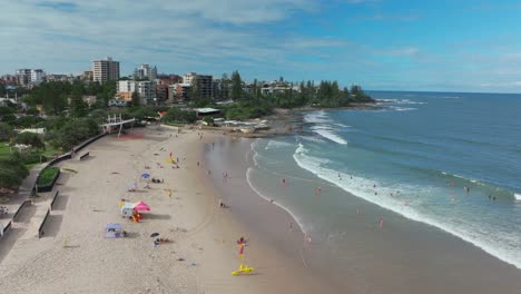 Sunshine-Coast,-Kings-Beach,-Luftaufnahme,-Drohne,-Sommer,-Herbst,-Australien,-Australier,-Australier,-Atemberaubend,-Wunderschön,-Sandstrand,-Küste,-Queensland,-Caloundra,-Bribie-Island,-Rettungsschwimmer,-Einheimische,-Leute,-Touristen,-Nach-Oben