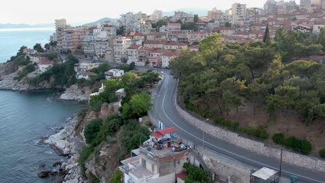 Kavala,-Grecia,-Vista-Aérea-De-La-Calle-Erythrou-Stavrou,-Zona-De-Santa-Bárbara