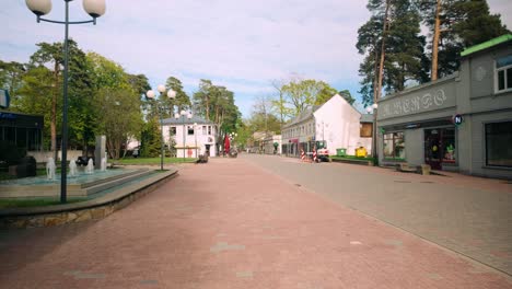 Una-Calle-Vacía-En-El-Pueblo-De-La-Costa-Báltica-Central-De-Jurmala,-Bordeada-De-Casas,-Capturadas-Fuera-De-Temporada,-Que-Evocan-Una-Sensación-De-Calma-Y-Soledad.