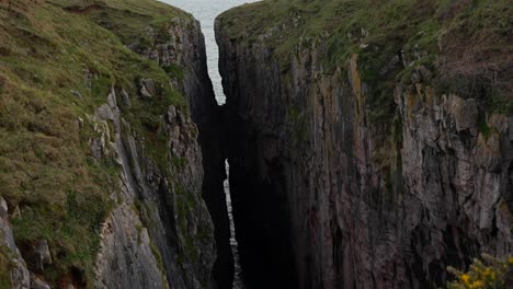 Huntsman's-Leap,-a-narrow-split-limestone-rock-opening-into-the-ocean