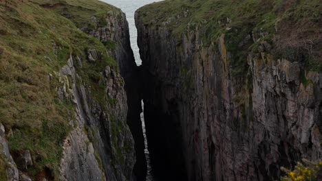 Salto-Del-Cazador,-Una-Estrecha-Roca-De-Piedra-Caliza-Dividida-Que-Se-Abre-Hacia-El-Océano.