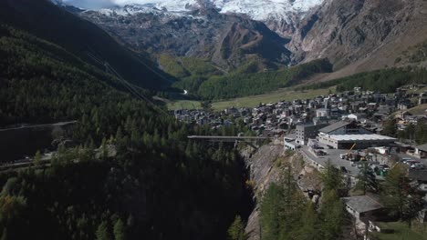 Sonnig-Atemberaubend-Saastal-Saas-Fee-Dorf-Stadt-Schweiz-Luftbild-Drohne-Schön-Herbst-Herbst-Schweizer-Alpen-Berggipfel-Gletscher-Umliegende-Stadt-Gebäude-Brücke-Zermatt-Das-Matterhorn-Nach-Vorne-Schwenk-Nach-Oben