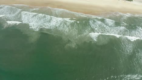 Wo-Große-Wellen-An-Den-Strand-Kommen-Und-Viele-Resorts-Auch-Sichtbar-Sind