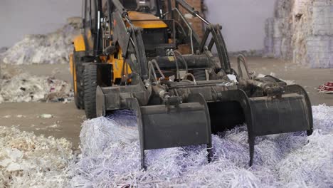 Müll-Wird-Von-JCB-Abgeholt-Und-In-Einer-Großen-Maschine-Aufbewahrt