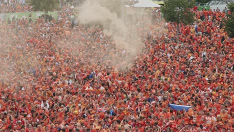 Animando-A-Los-Fanáticos-Holandeses-Vestidos-De-Naranja-Llenan-Una-Zona-De-Fanáticos-Durante-El-Campeonato-Europeo-De-Fútbol-En-Leipzig