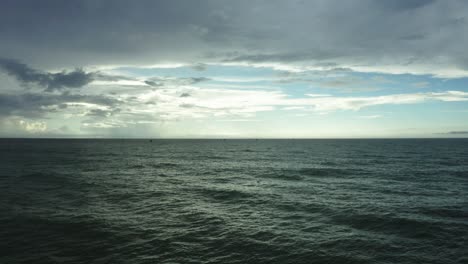 El-Cielo-Es-Muy-Hermoso-Y-Es-Hora-Del-Atardecer-Y-Hay-Muchas-Olas-Grandes-En-El-Agua