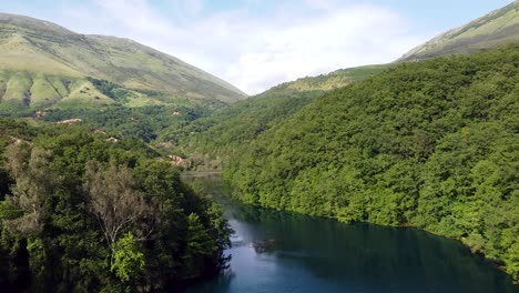 Luftaufnahmen-Des-Ruhigen-Blue-Eye-Lake,-Umgeben-Von-üppigem-Grün-Und-Bergen-In-Albanien