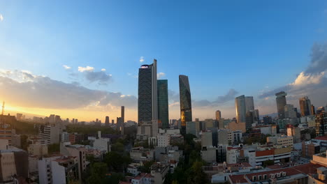 Ein-Faszinierendes-Zeitraffervideo,-Das-Den-Sonnenuntergang-über-Den-Hoch-Aufragenden-Wolkenkratzern-Der-Stadt-Festhält