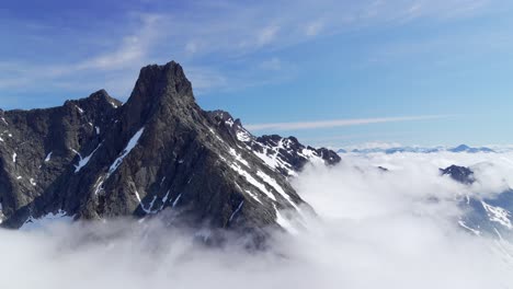 Statische-Aufnahme-Eines-Majestätischen-Berges-In-Norwegen,-Der-Sich-über-Den-Wolken-Erhebt