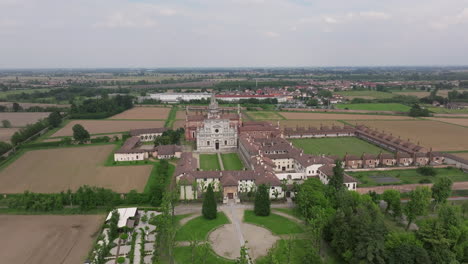 Drohnenaufnahme-Der-Kathedrale-Certosa-Di-Pavia-Und-Des-Historischen-Monumentalkomplexes,-Der-Ein-Kloster,-Ein-Heiligtum-Und-Innenhöfe-Umfasst