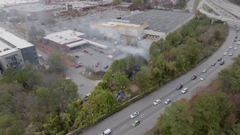 Luftaufnahme-Eines-Massiven-Waldbrandes,-Der-Ein-Großes-Obdachlosenlager-In-Der-Nähe-Von-Buckhead-In-Atlanta-Zerstörte