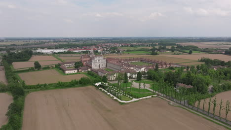 Drohnenaufnahme-Der-Kathedrale-Certosa-Di-Pavia-Und-Des-Historischen-Monumentalkomplexes,-Der-Ein-Kloster,-Ein-Heiligtum-Und-Innenhöfe-Umfasst