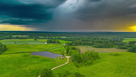 Regensturm-über-Einem-Bauernhof-Bei-Sonnenuntergang---Luftbild-Hyperlapse