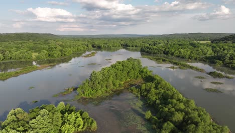 Lago-Sequoyah-En-Arkansas-Con-Botes-En-El-Agua-Y-Video-De-Hiperlapso-De-Drones-Retrocediendo