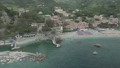 Weite-Sicht-Auf-Monterosso-Al-Mare-An-Einem-Bewölkten-Tag-Und-Zeigt-Das-Ligurische-Meer-In-Italien,-Wobei-Sich-Das-Drohnenvideo-Kreisförmig-Nach-Links-Bewegt