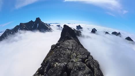 POV-Bergsteigen-Auf-Einem-Steilen-Bergrücken-über-Den-Wolken-An-Einem-Sonnigen-Tag-In-Den-Norwegischen-Bergen