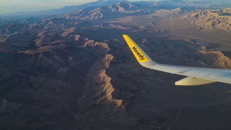 Spirit-Airlines-Ala-De-Avión-Volando-Sobre-El-Paisaje-Desértico-De-Nevada,-EE.UU.