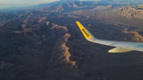 Flugzeugflügel-Von-Spirit-Airlines-Fliegen-über-Der-Wüstenlandschaft-Von-Nevada,-USA