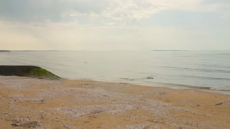 Toma-Panorámica-En-La-Playa-De-Angoulins-Sur-Mer,-Francia