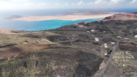 Vista-Terrestre-De-Lanzarote-Hacia-La-Isla-La-Graciosa-Y-Frente-A-Los-Acantilados-De-Famara