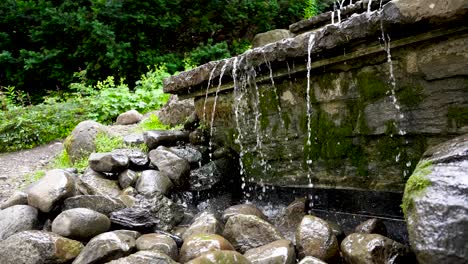 Aufnahmen-Eines-Wasserlaufs-In-Tallinn,-Estland-In-4K,-Gelegen-In-Europa,-Im-Baltikum