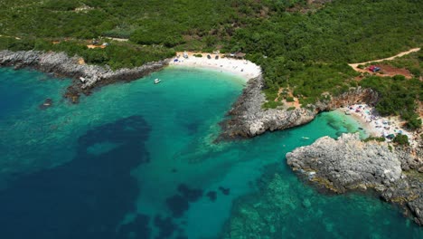 Playa-Pintoresca-Con-Aguas-Tranquilas-De-Color-Turquesa-Y-Arena-Blanca,-Popular-Entre-Los-Turistas-En-La-Costa-Llena-De-Tesoros-De-Albania.