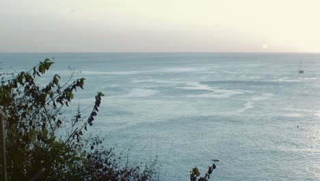 Blick-Von-Einer-Klippe-In-Bali-In-Der-Nähe-Von-Uluwatu-Bei-Sonnenuntergang