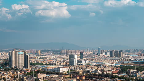 Luftspiegellandschaft,-Stimmungsvolle-Stadt-Im-Sommer-Mit-Skyline-Und-Modernen,-Markanten-Wolkenkratzern-Und-Verkehrsfluss-Bei-Sonnenaufgang