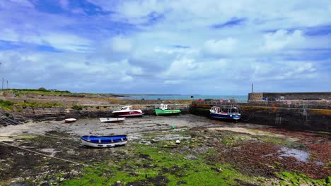 Irlanda-Lugares-épicos-Marea-Baja-Con-Pequeños-Barcos-Pesqueros-Amarrados-En-El-Puerto-De-Slade-El-Gancho-De-Wexford