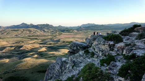 Atemberaubende-Aussicht-Auf-Die-Krim-Berglandschaft-Von-Einer-Klippe-Aus,-Mit-Menschen,-Die-Die-Landschaft-Genießen