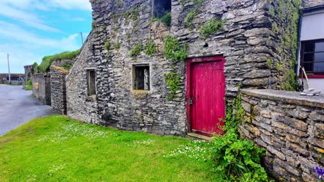 Irland,-Epische-Orte,-Farbenfrohes-Altes-Fischerhaus-In-Slade-Harbour,-Wexford,-Historisches-Kleines-Fischerdorf-Am-Hook-Head